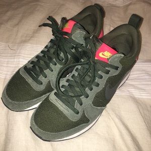 Nike internationalist mid sneaker